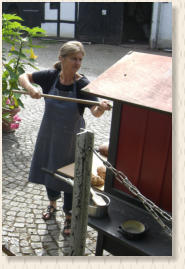 Frau backt Brot auf dem Hof